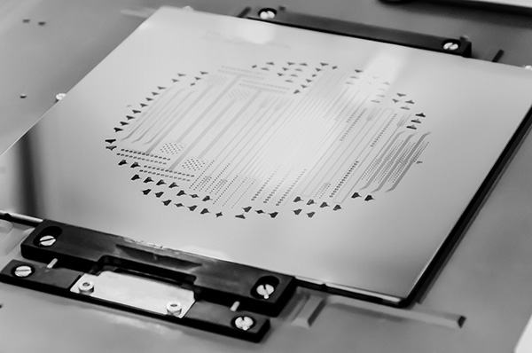 Alacsony dimenziójú nanoanyagok szerves molekulák optikai érzékelésére folyadék és gáz határfelületeken