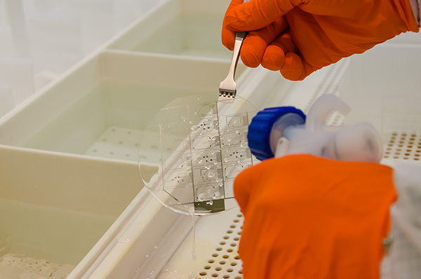 Vékonyrétegek integritásának ellenőrzése kapilláris szonda módszerrel